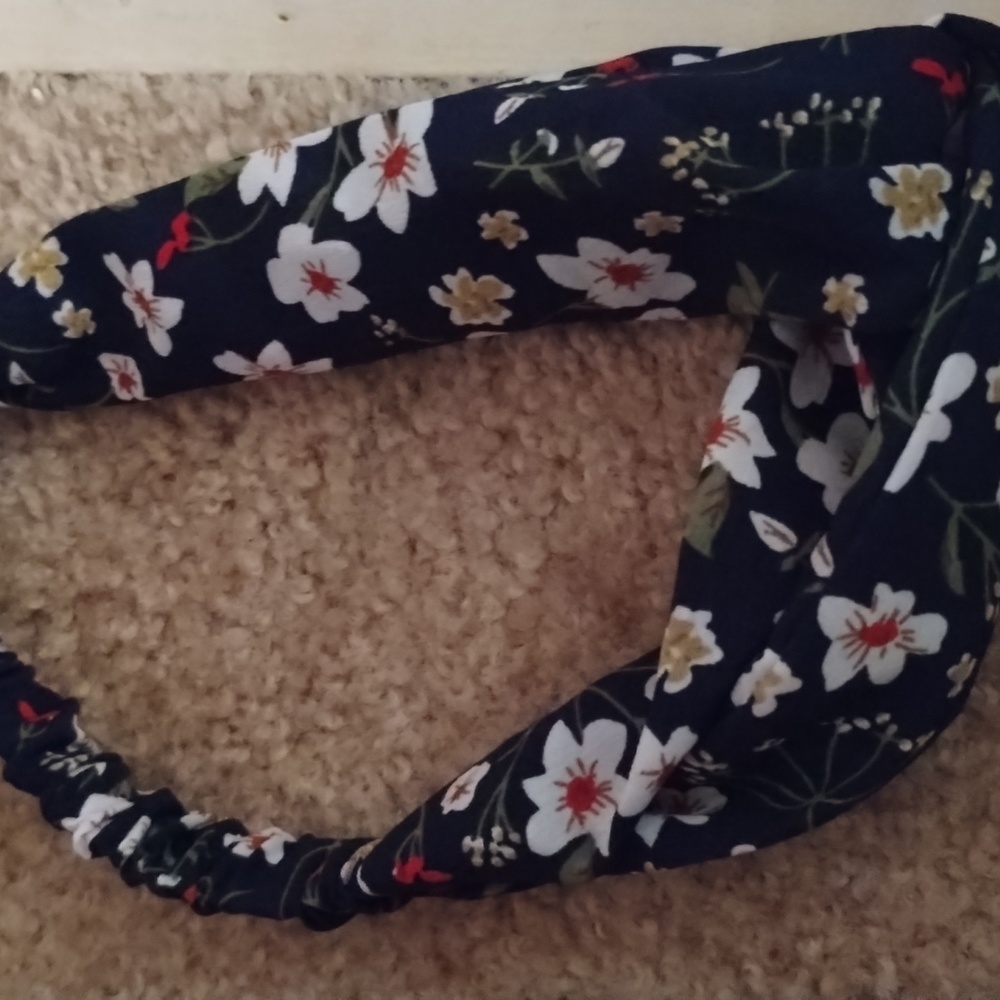 Women's stretchable hair accessories